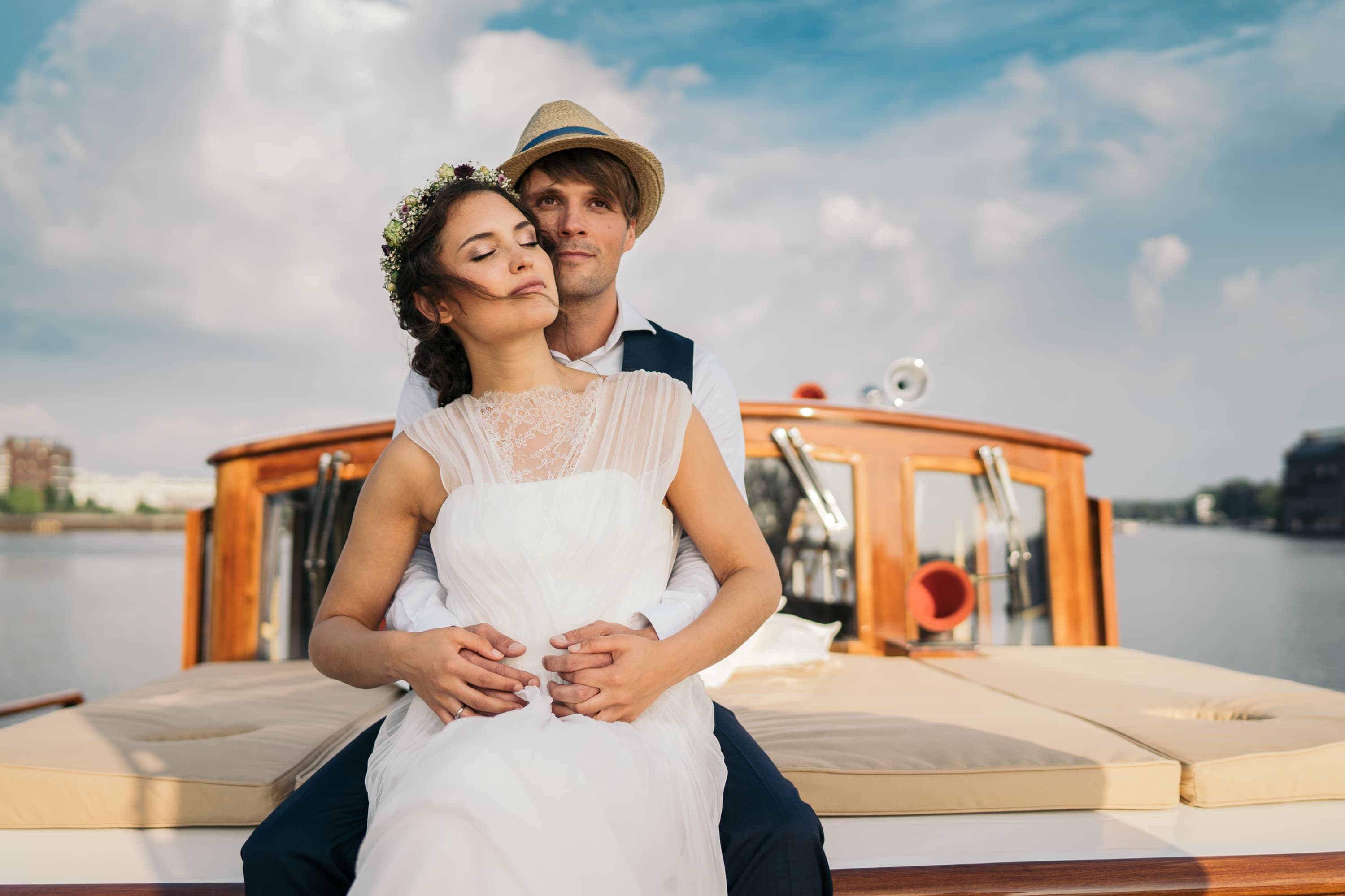 Pareja de novios en la cubierta de proa de la Fitzgerald