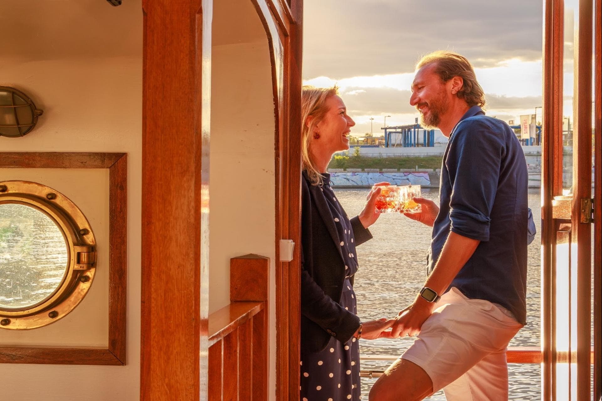 Tour aperitivo sulla Sprea Berlino — atmosfera serale sull'acqua