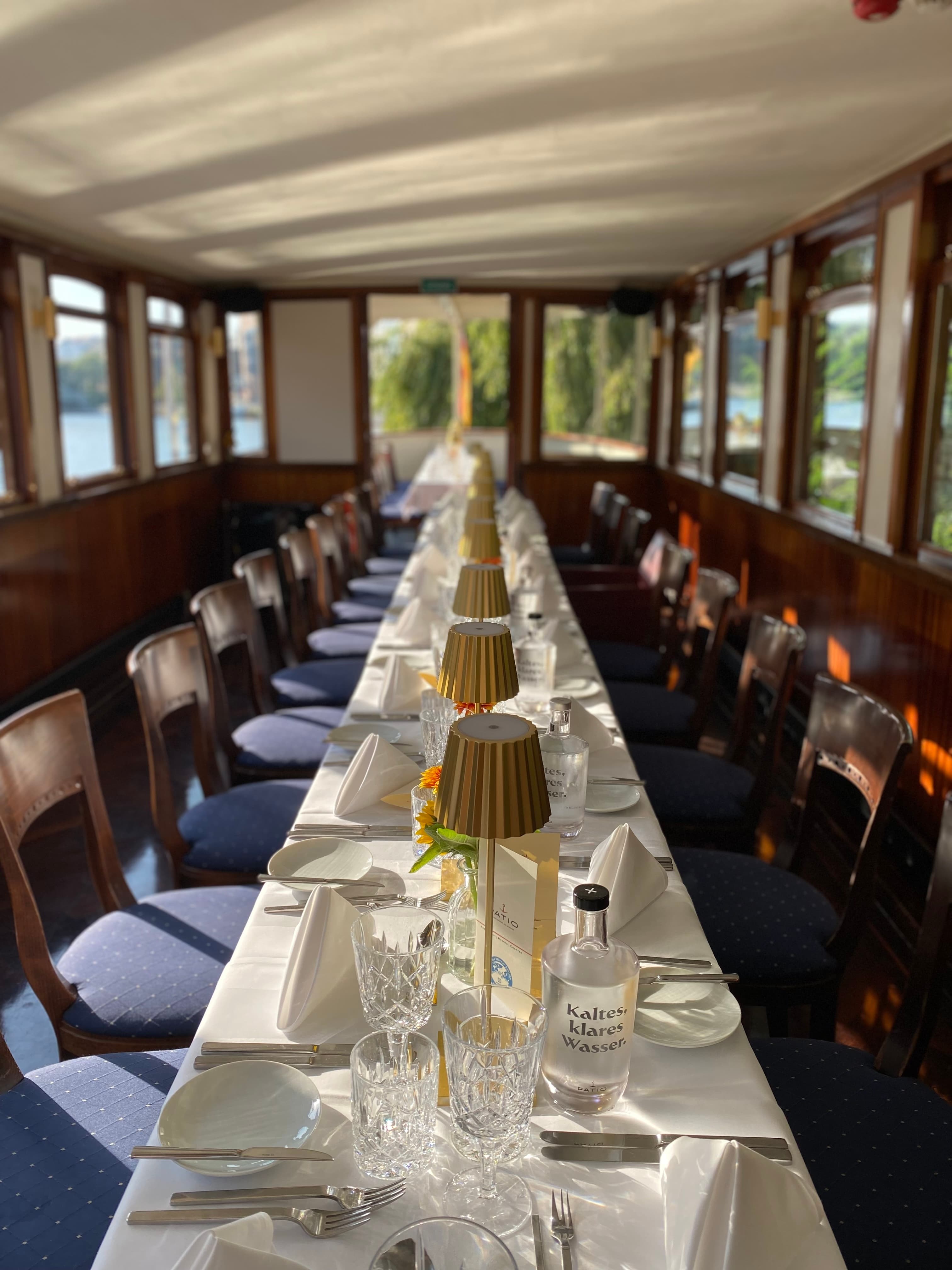 Eingedeckte lange Tafel auf der HEMINGWAY