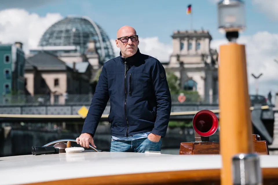 Luis Lindner, Gründer von FLAGSHIP.BERLIN, an Deck der Fitzgerald vor dem Reichstag